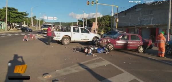 Motociclista muere al chocar con camioneta tras cruzar luz roja