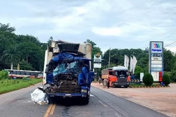 Violento accidente en PY01: Camión y colectivo colisionan por pésimo estado de la ruta