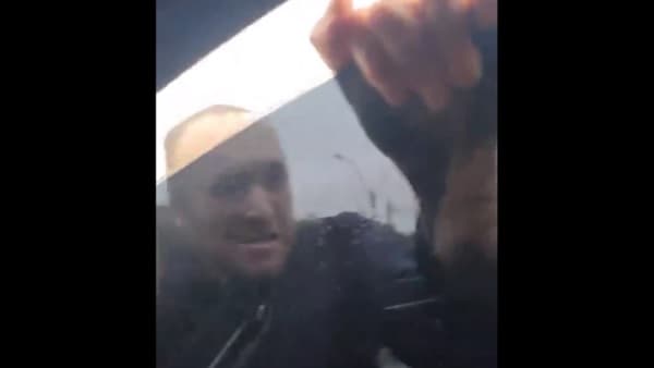 Hombre intenta entrar a la fuerza en vehículo en movimiento