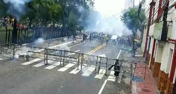 Policías y manifestantes en confrontación por Ley de Superintendencia