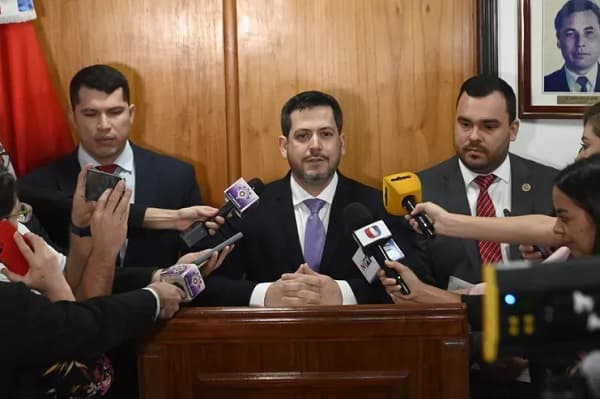 Latorre niega proyecto cartista para acallar a periodistas