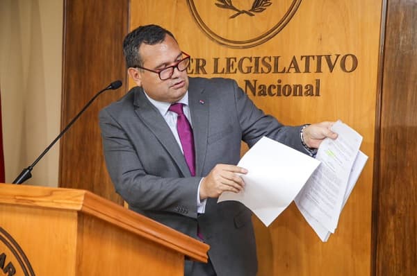 Cartismo celebra salida de Ostfield tras gestiones oficiales