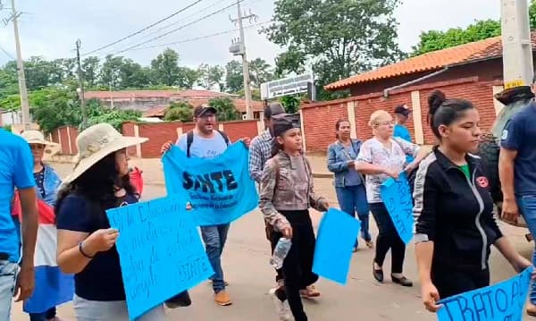 Docentes escrachan a Silvio Ovelar por comentarios ofensivos