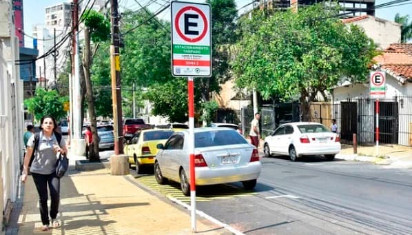 Cuidacoches seguirán cobrando por “cuidar” autos, pese a estacionamiento tarifado