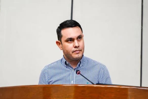 Carlos Portillo opina sobre Hernán Rivas y le recomienda estudiar