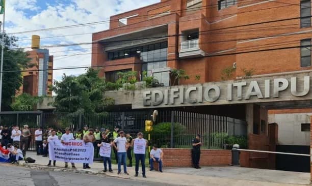 Desvinculados de Itaipú demandan reintegro en medio de controversias legales