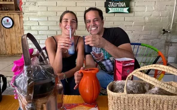 Nieta de Mirtha Legrand se reúne con Peña y toma tereré en el Mercado 4