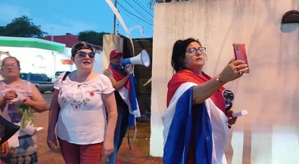 Jubilados y trabajadores se manifiestan frente a casa del senador Dionisio Amarilla