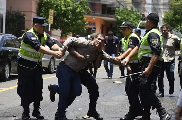 Represión policial en manifestación contra Ley de Jubilaciones