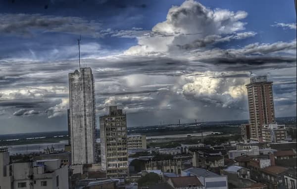 Martes caluroso con tormentas dispersas y humedad del 93%