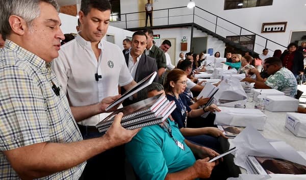 Garantía de Santiago Peña: Kits escolares llegarán a tiempo