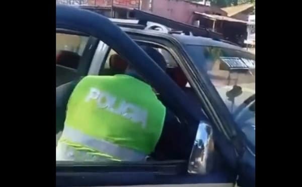 Denuncian a policías por inspección ilegal de vehículo