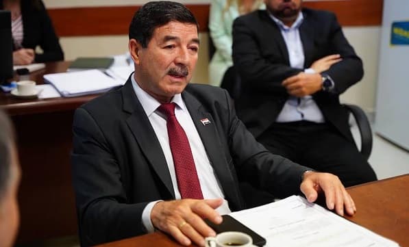 Senador Núñez confronta y justifica agresión a periodista