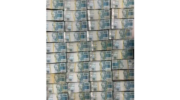 Hombre intenta cruzar el Puente de la Amistad con millonaria suma de reales en efectivo