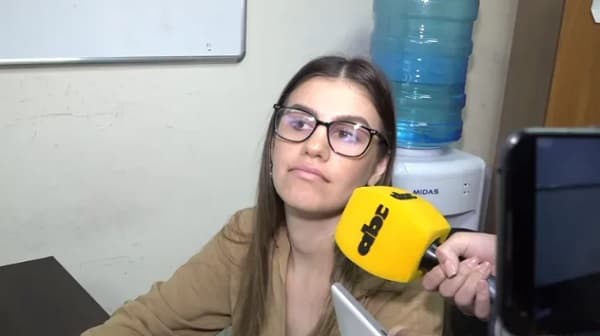 Montserrat Alliana elude a la prensa y exdirector agrede