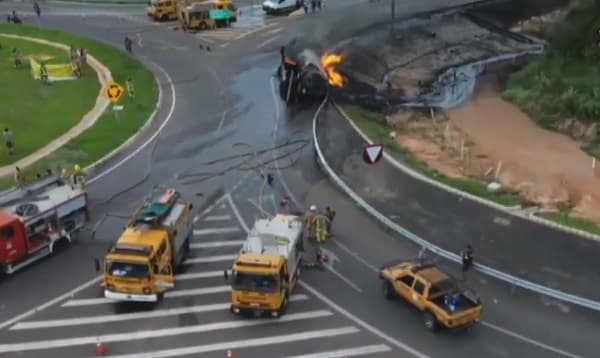 Accidente en rotonda de Caacupé derrama combustible y afecta a arroyo cercano