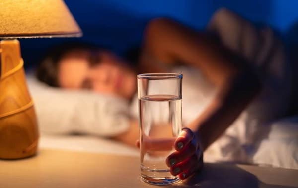 Beber agua antes de dormir y su impacto en el sueño