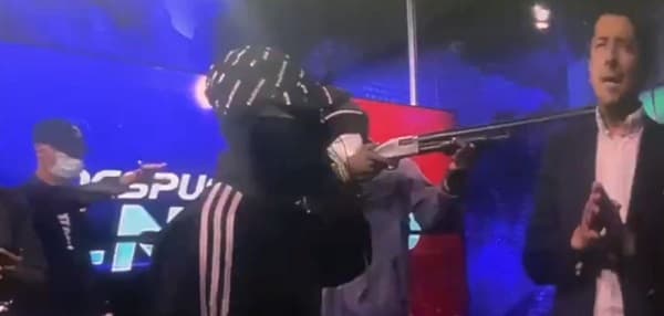 Toma violenta en canal de TV de Ecuador por encapuchados armados