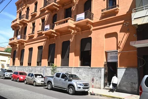 Aumento salarial millonario a funcionarios del MEF