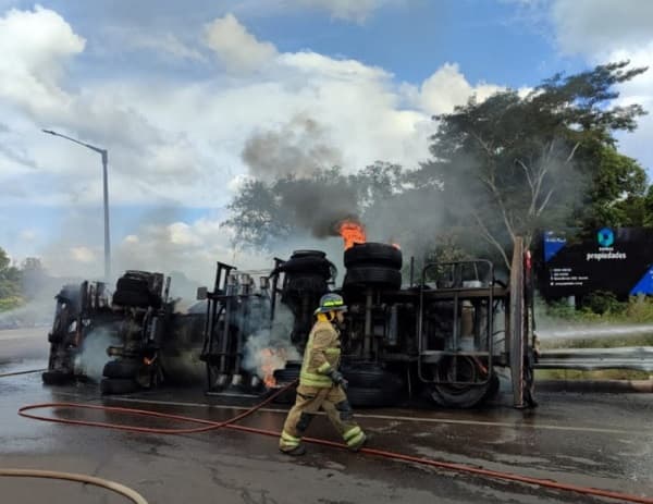 Incidente en Ruta PY02: Camión cisterna vuelca y se incendia en Caacupé