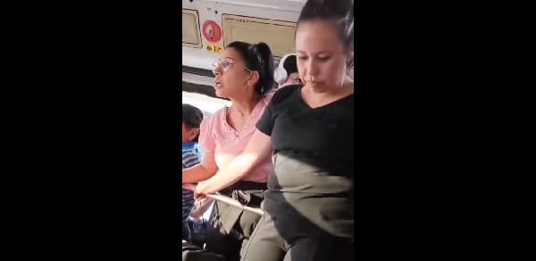 Video capta discusión entre pasajera y chofer por no pasar al fondo