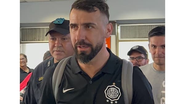 Lucas Pratto conquista a la afición de Olimpia