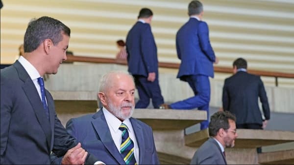 Lula retó a sus ministros por no prepararlo para discutir tarifa de Itaipú con Peña