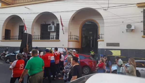 Jubilados y aportantes exigen intervención en Caja Municipal por malos manejos