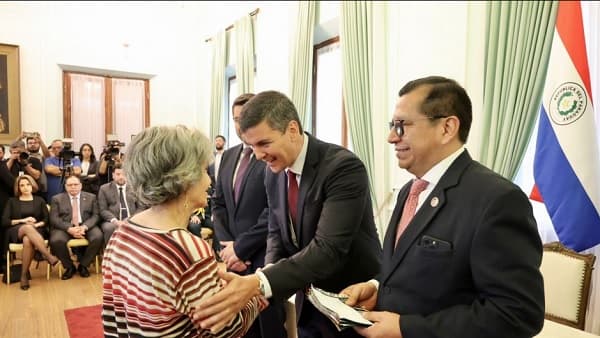 Peña crea fondo único nacional para administrar almuerzo escolar