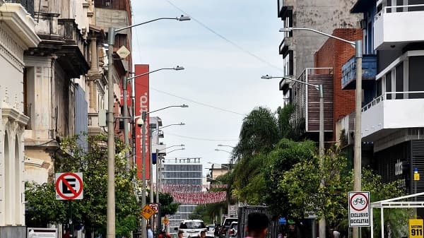 Calle Palma deja de brillar con nuevos cables aéreos