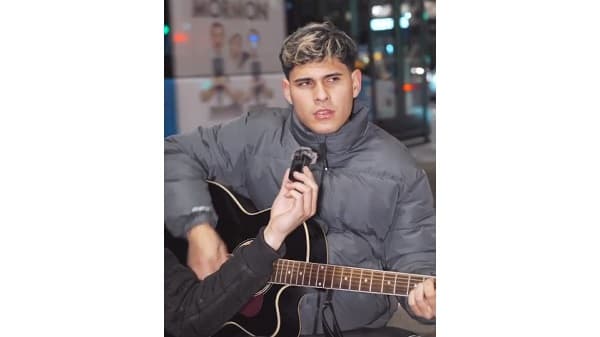 Paraguayo fascina con su canto en el metro madrileño