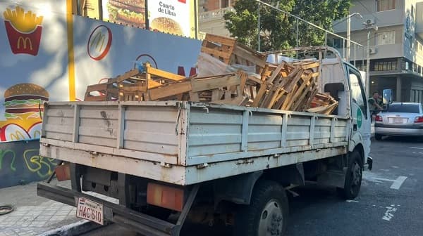 ¡Fuera cajas y cuidacoches! PMT combate “reservas” en zona tarifada