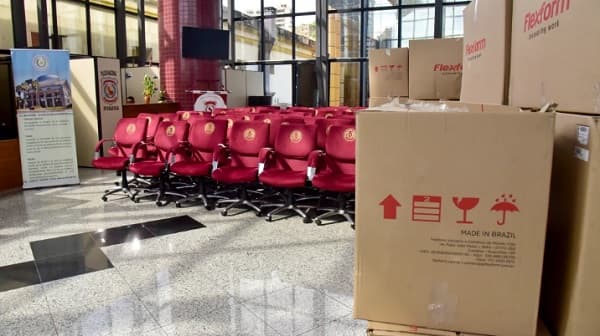 Sillones del Congreso tendrán letras de oro, confirman