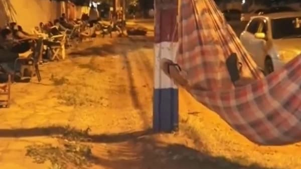 Padres acampan por inscripciones escolares