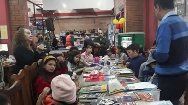 Docente crea biblioteca para niños sin apoyo de autoridades