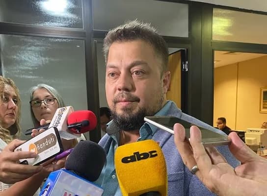 Soroka se disculpa por exhibir bastón de Stroessner en el Senado