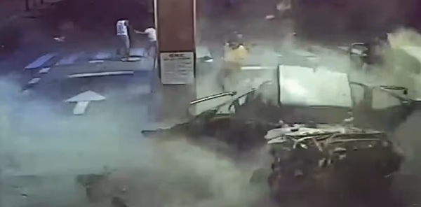 Explosión de auto en Argentina provoca lluvia de cocaína