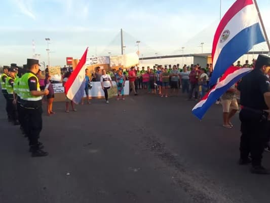 Damnificados bloquean acceso a Costanera reclamando cumplimiento de promesa de viviendas