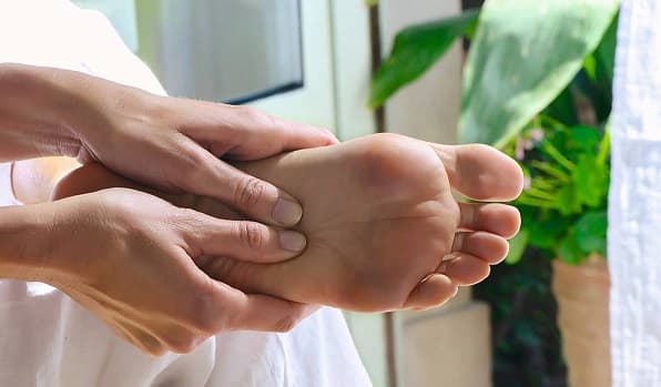 Impactantes beneficios de masajear los pies antes de dormir