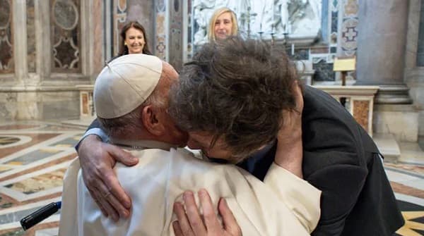 Un abrazo inesperado: el Papa Francisco y Javier Milei se encuentran en el Vaticano