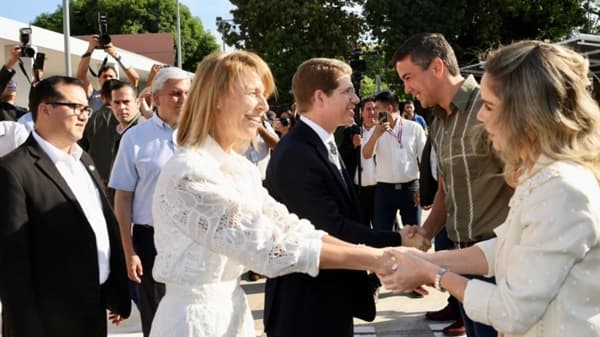 Peña refuerza lazos con grupos ultraconservadores al inaugurar planta textil mormona