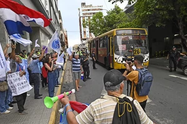 Peña ignora a pasajeros y choferes tras protesta por transporte público
