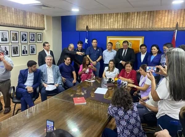 Oposición se une y se moviliza por Kattya: crean bloque y se mantienen en vigilia