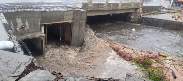 Lluvias prueban eficacia de nuevos aliviaderos en puente de Lambaré, pero obra aún no está terminada