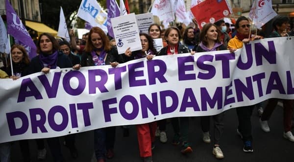Francia blinda el derecho al aborto en la Constitución
