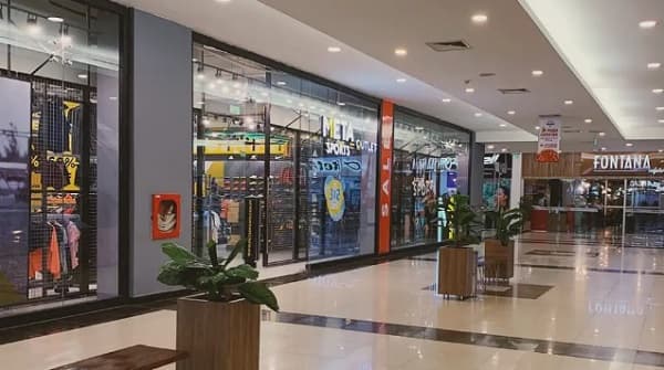 Ladrones hurtan 250 celulares y millones en efectivo de tienda en shopping