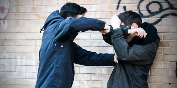 Adolescente en estado crítico tras incidente en colegio de Asunción, según denuncia