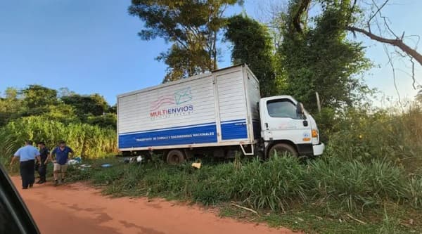 Comando armado roba camión de encomiendas en Caaguazú