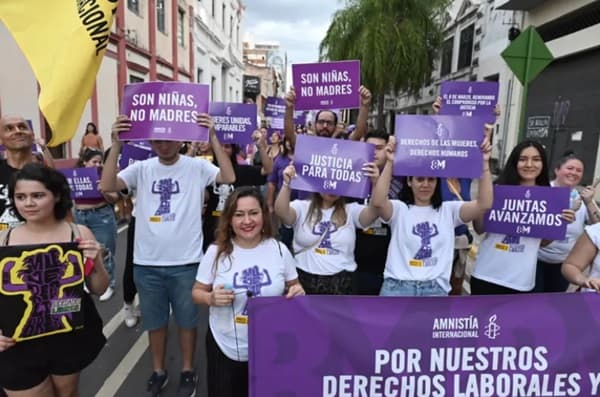 Mujeres alzan la voz contra injusticias en el 8M paraguayo