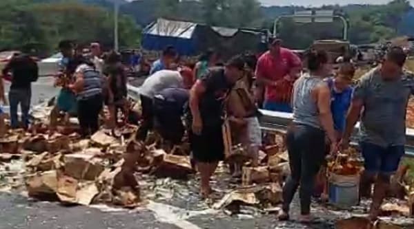 Pobladores saquean camión de cerveza volcado en Caacupé